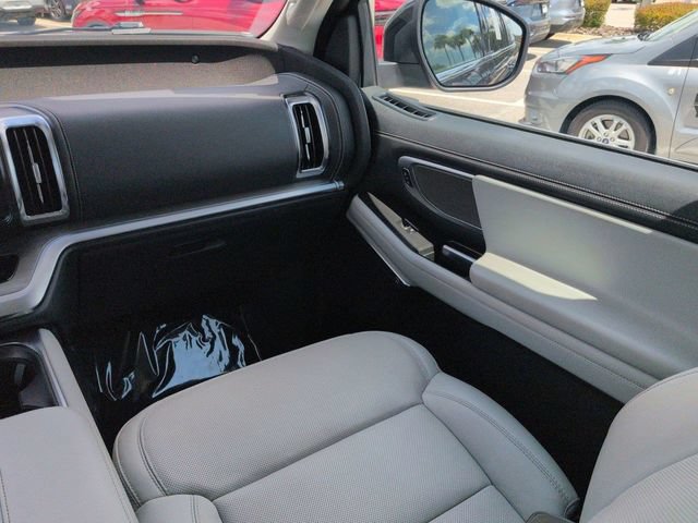 Certified 2025 Ford Expedition Platinum w/ Driver's Package AWD/4WD image 17