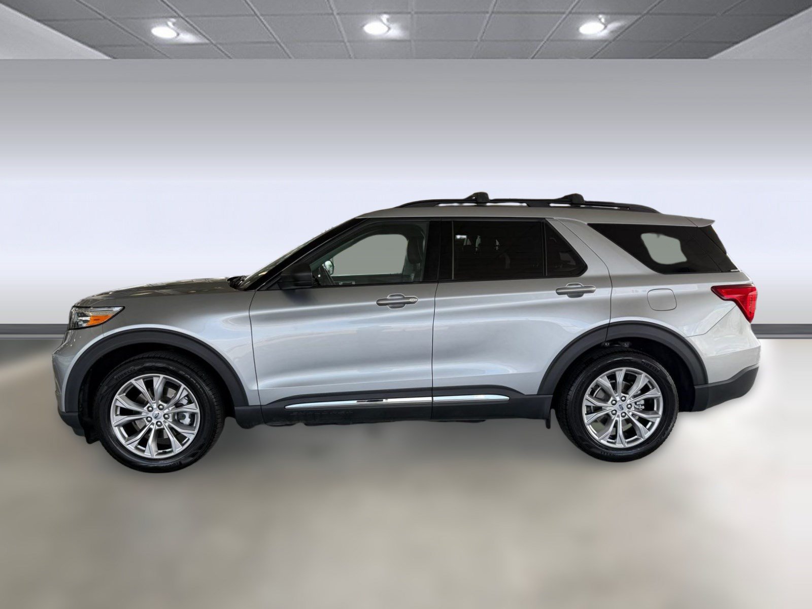 Certified 2024 Ford Explorer XLT w/ Equipment Group 202A RWD image 2