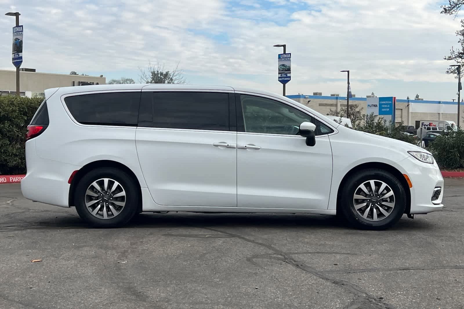 Used 2023 Chrysler Pacifica Touring-L image 6