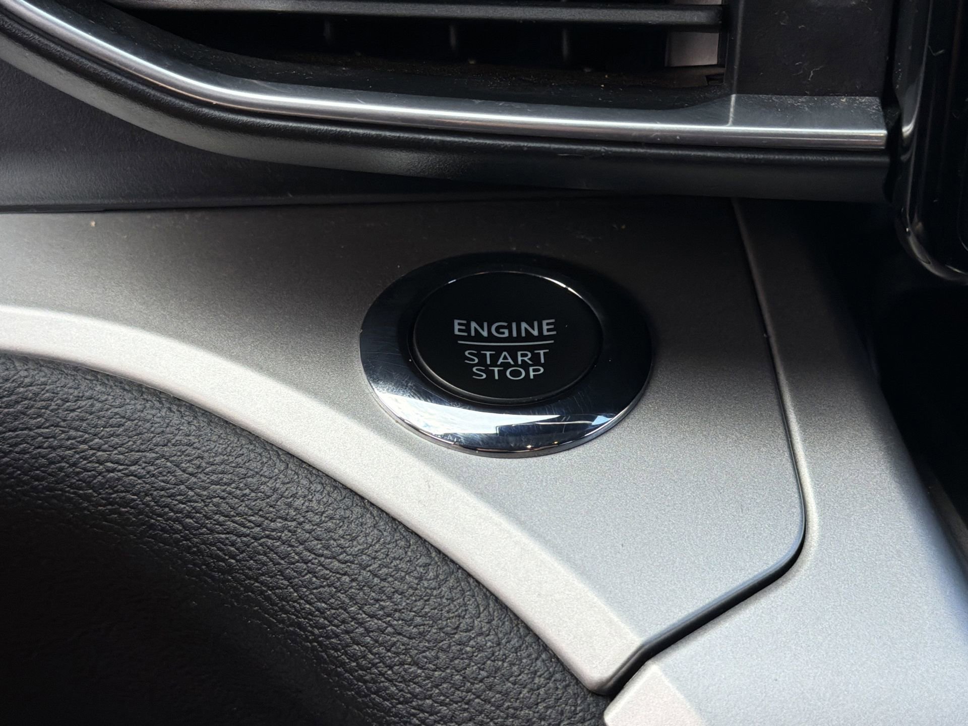 Certified 2022 Ford Explorer XLT w/ Equipment Group 202A image 8