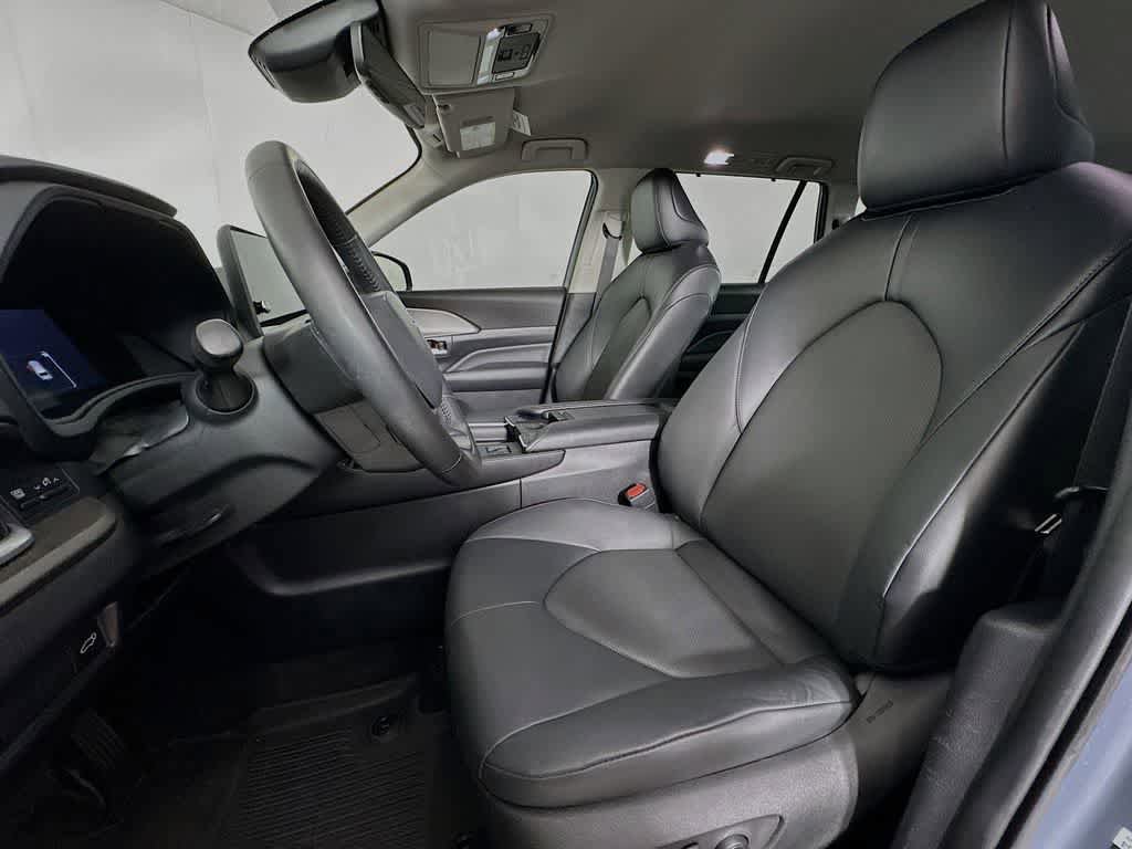 Used 2024 Toyota Grand Highlander AWD image 12