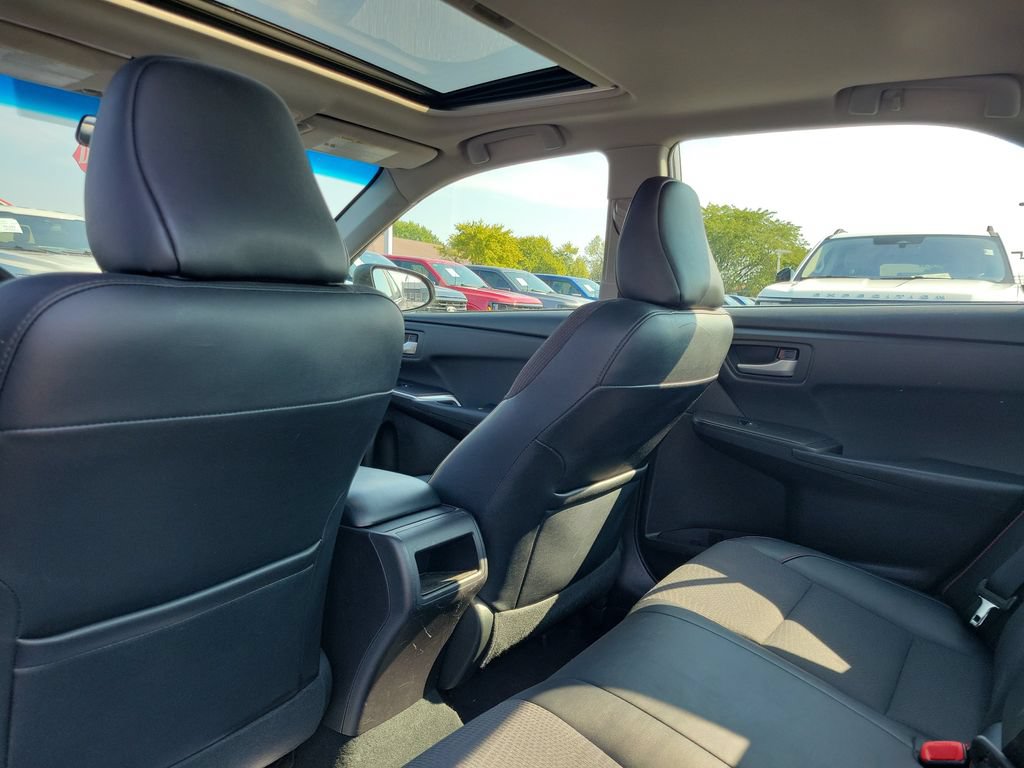 Used 2017 Toyota Camry SE w/ Moonroof Package FWD image 16