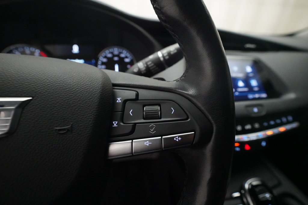 Used 2022 Cadillac XT4 Luxury w/ Cold Weather Package AWD/4WD image 19