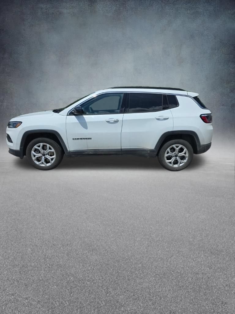 Used 2025 Jeep Compass Latitude AWD/4WD image 2