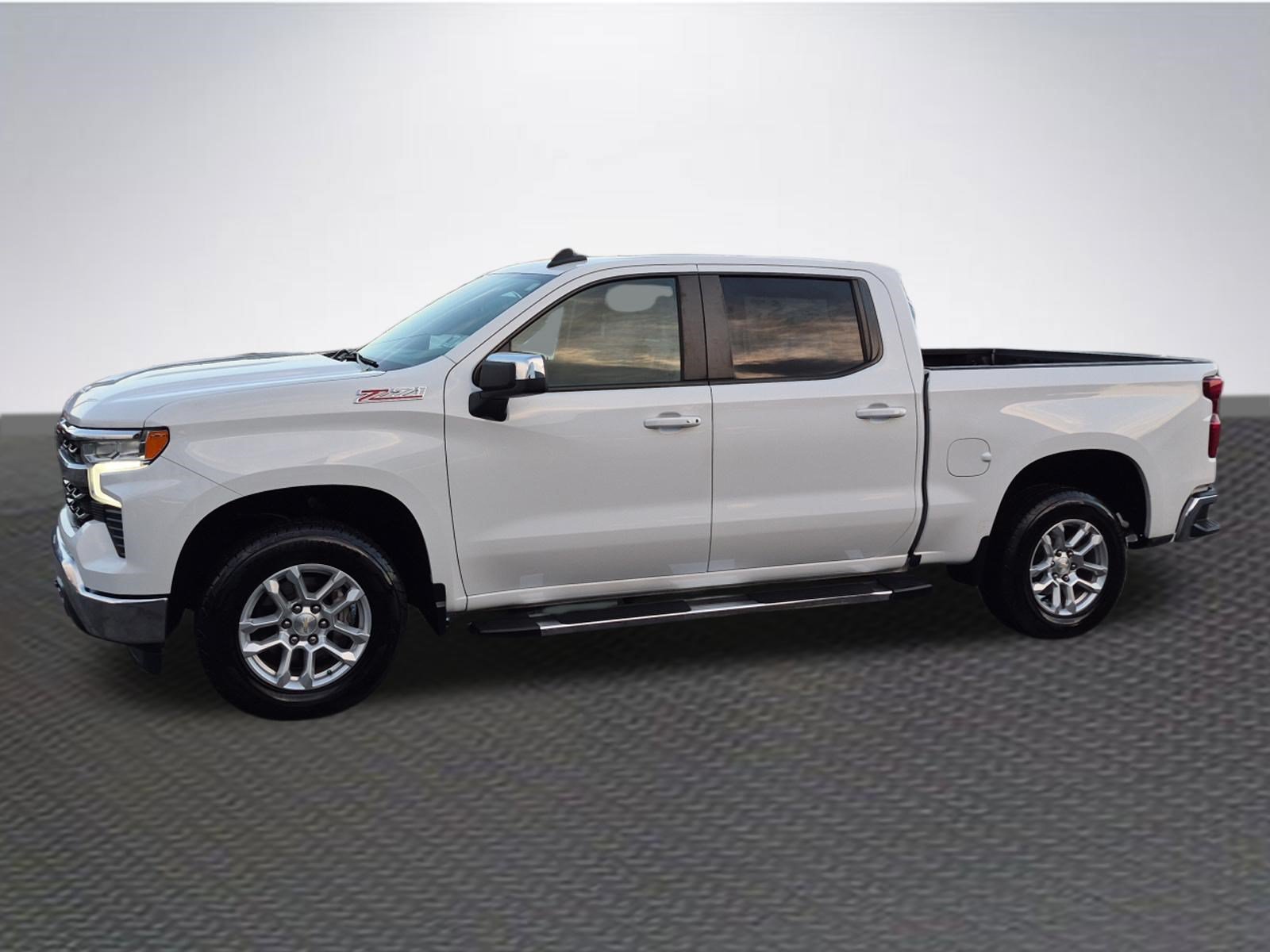 Used 2023 Chevrolet Silverado 1500 LT w/ Z71 Off-Road Package AWD/4WD image 2