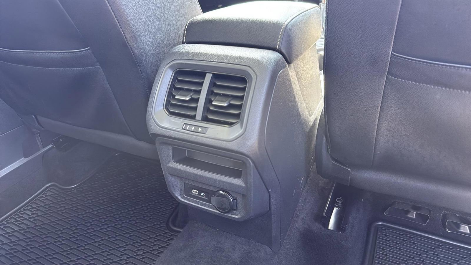 Used 2021 Volkswagen Tiguan SEL w/ 3-Row Tiguan MDO Package image 28