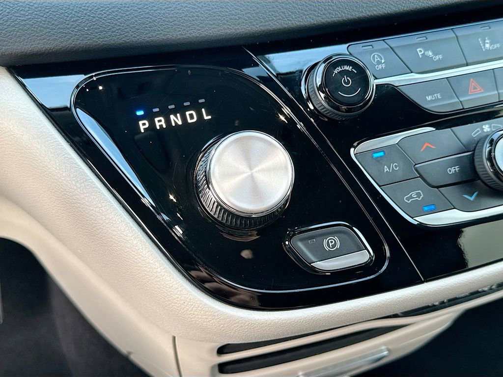 Used 2023 Chrysler Pacifica Touring-L FWD image 18