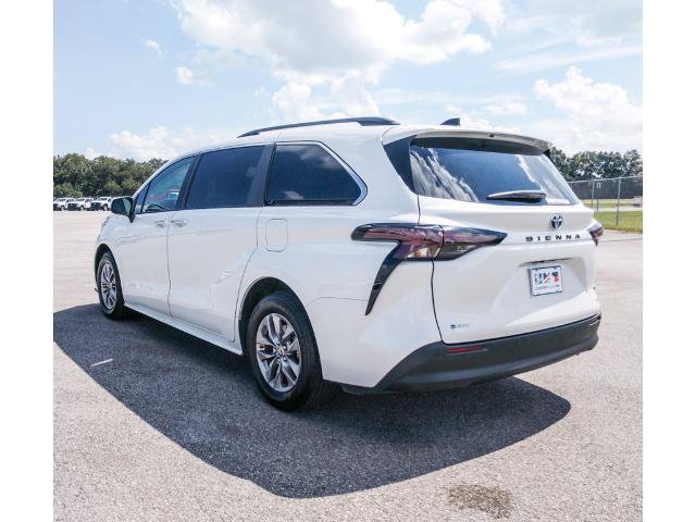 Used 2025 Toyota Sienna XLE FWD image 3