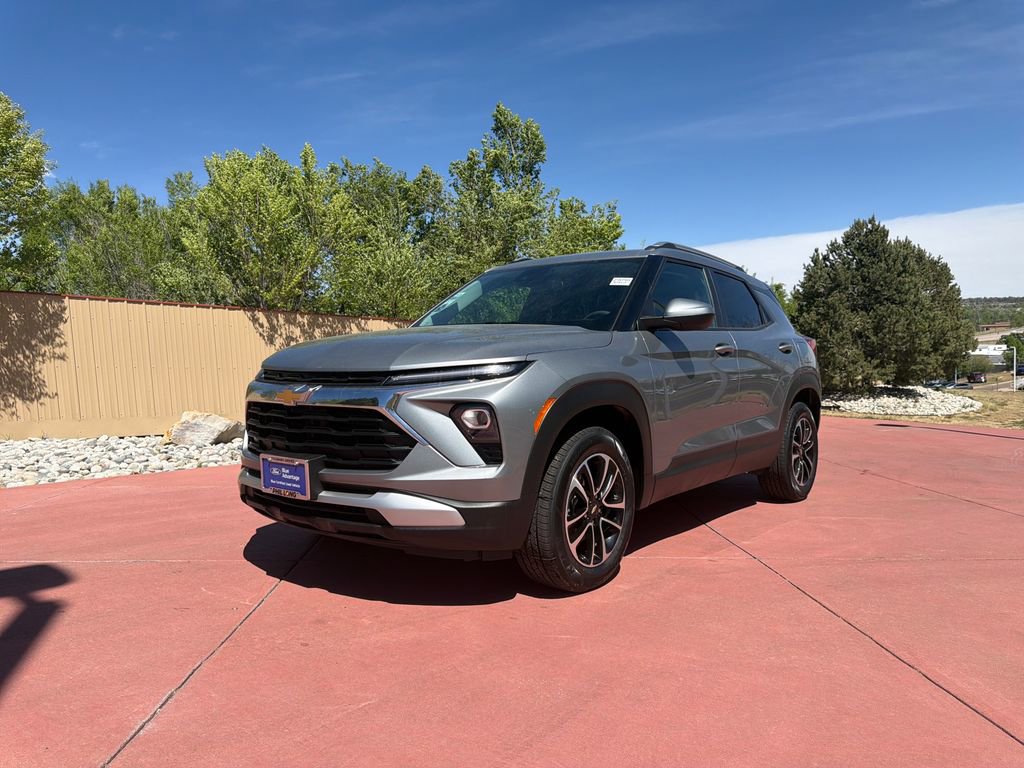 Used 2025 Chevrolet TrailBlazer LT AWD/4WD image 3