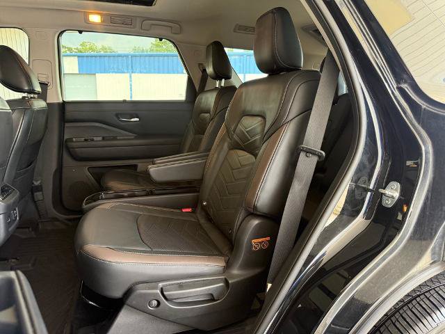 Used 2022 Nissan Pathfinder Platinum w/ Cargo Package FWD image 8