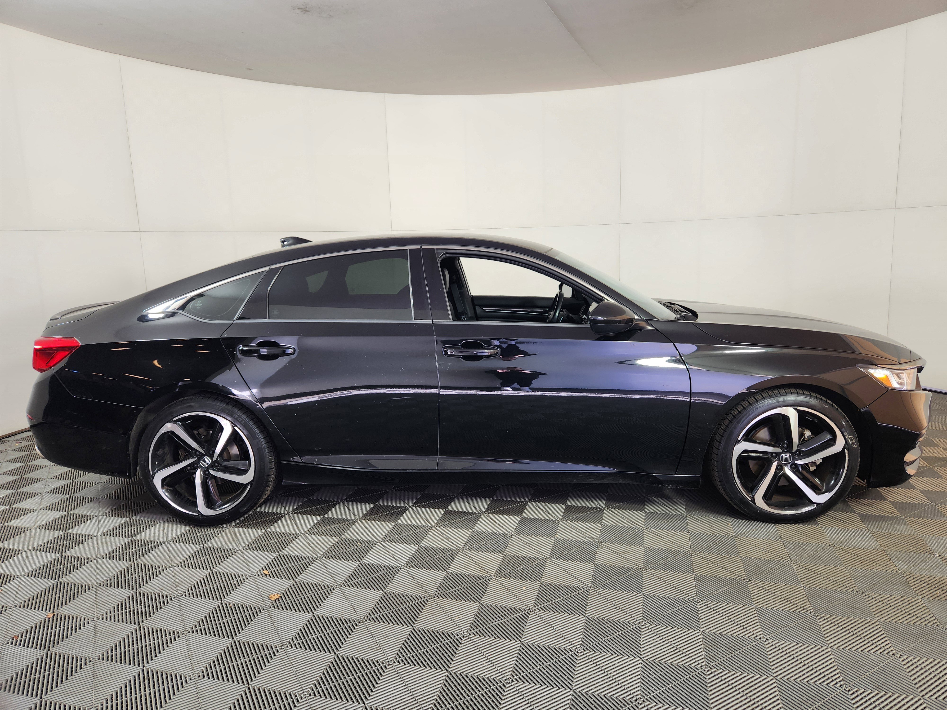 Used 2018 Honda Accord Sport image 8