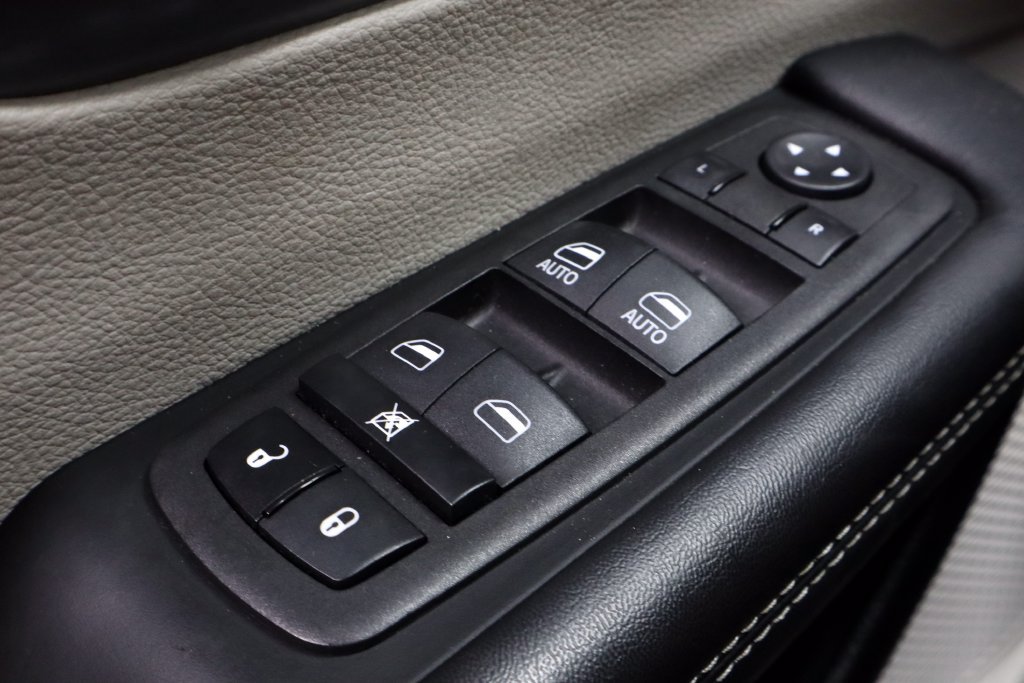 Used 2023 Chrysler Pacifica Touring-L FWD image 27