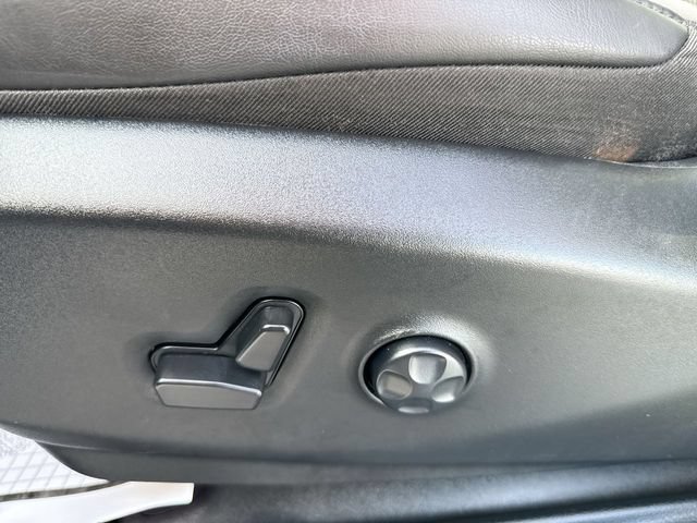 Used 2025 Chrysler Pacifica Limited FWD image 12