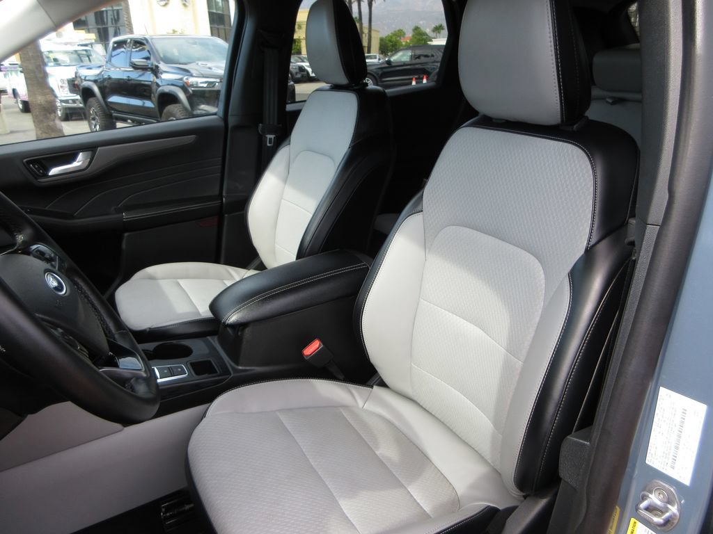 Certified 2025 Ford Escape SE FWD image 12