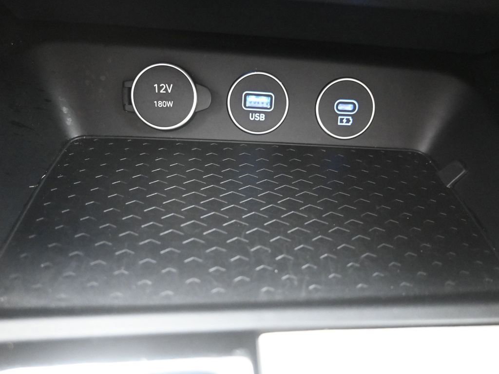 Used 2025 Genesis G70 2.5T image 30