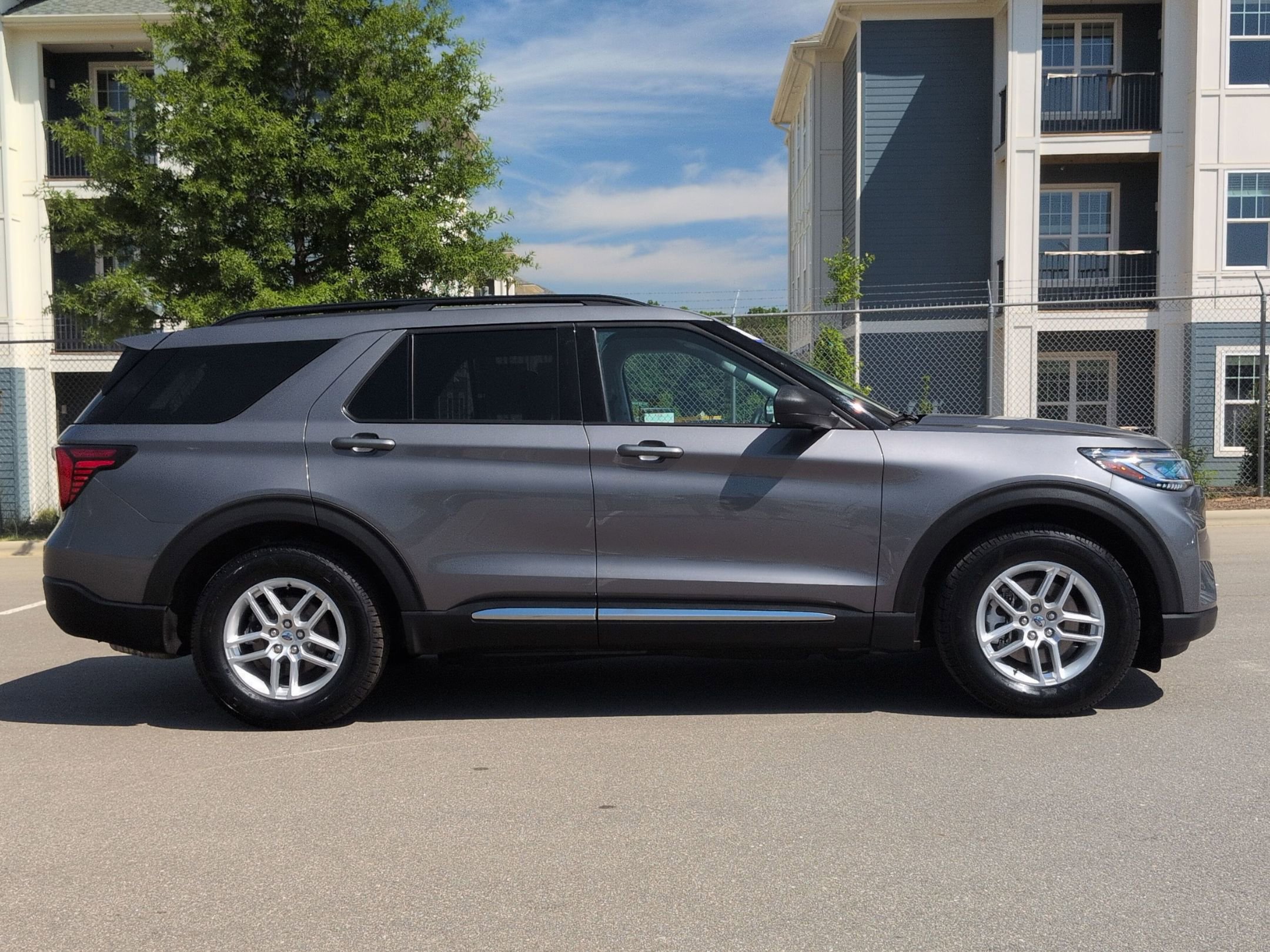 Certified 2025 Ford Explorer Active w/ Active Comfort Package RWD image 3