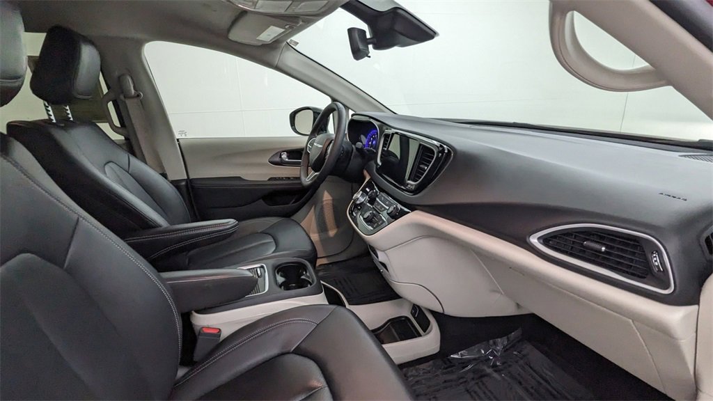 Used 2024 Chrysler Pacifica Touring-L image 39