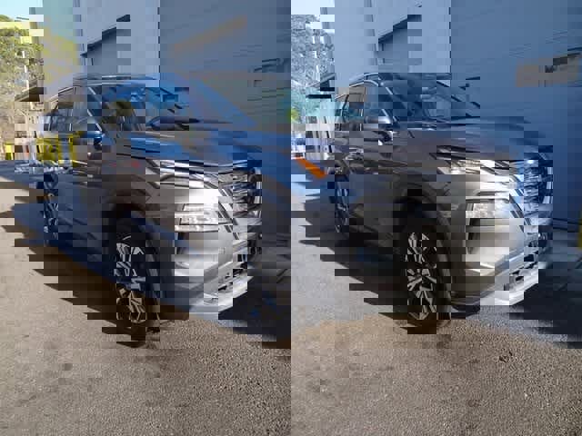 Used 2021 Nissan Rogue SV image 2