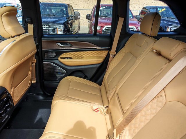 Used 2025 Jeep Grand Cherokee Summit w/ Luxury Tech Group V image 15