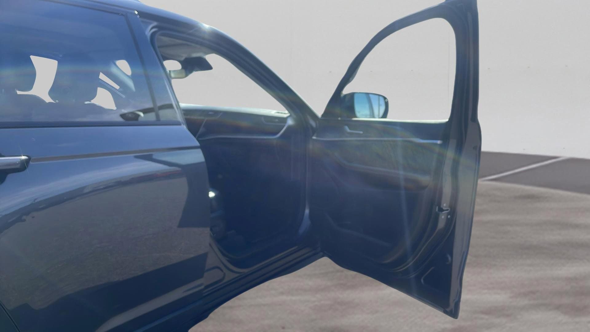 Used 2023 Jeep Grand Cherokee Limited w/ Black Appearance Package AWD/4WD image 17