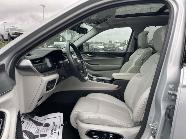 Used 2021 Jeep Grand Cherokee L Overland w/ Luxury Tech Group IV AWD/4WD image 18