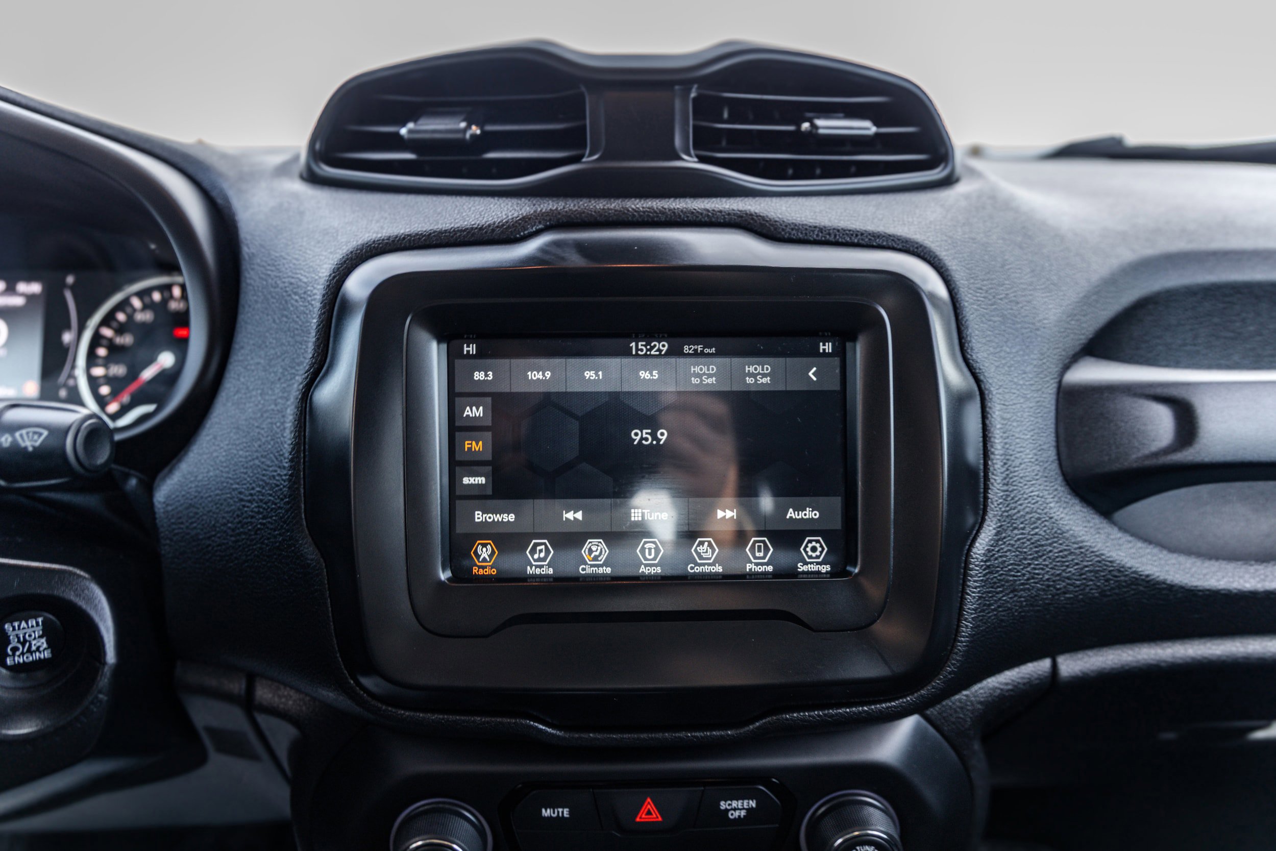 Used 2018 Jeep Renegade Latitude w/ Cold Weather Group AWD/4WD image 14