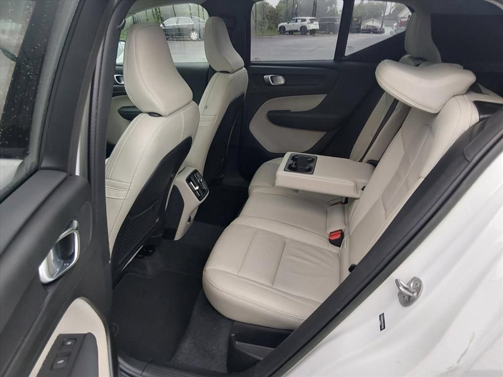 Used 2023 Volvo XC40 B4 Ultimate FWD image 14
