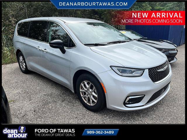 Used 2024 Chrysler Pacifica Touring-L FWD image 2