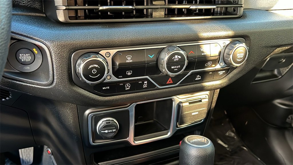 Used 2024 Jeep Gladiator Sport image 17