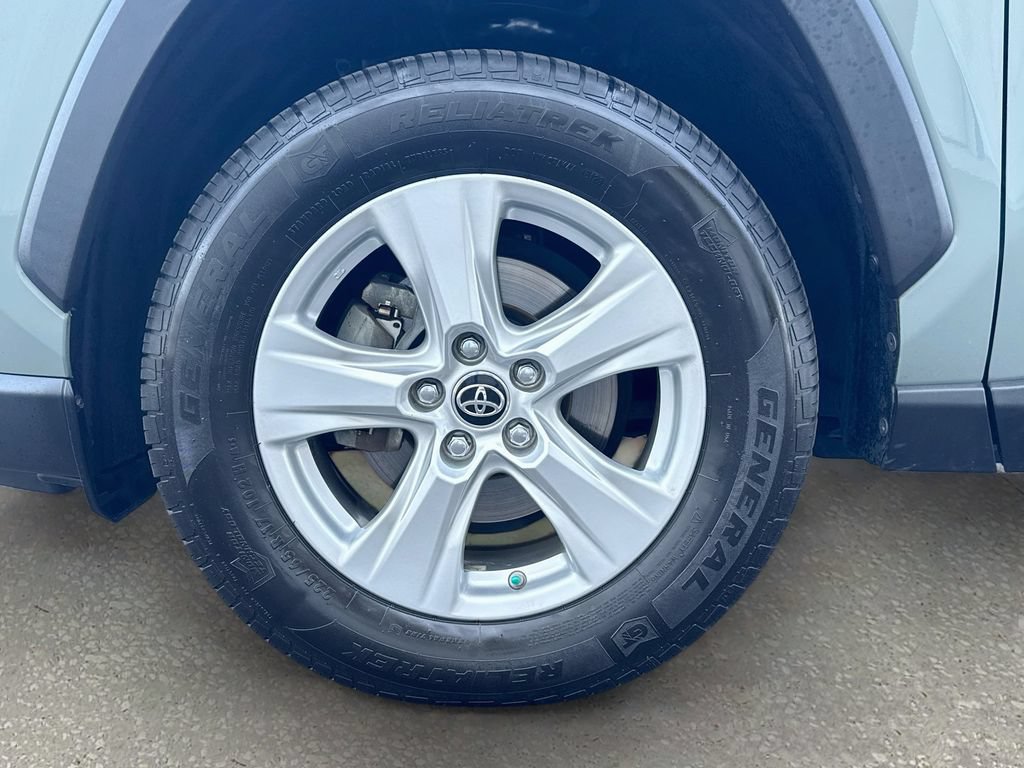 Used 2019 Toyota RAV4 XLE w/ Convenience Package FWD image 29