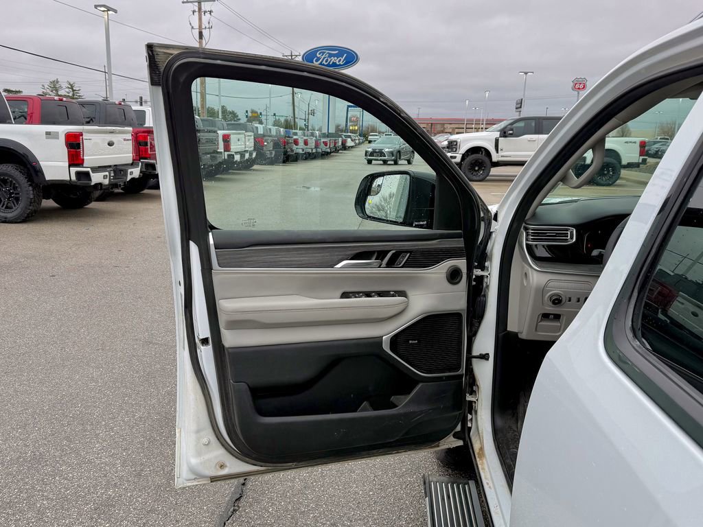 Used 2023 Jeep Wagoneer L Series III w/ Premium Group I image 15