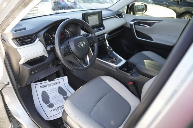 Used 2020 Toyota RAV4 XLE Premium image 8