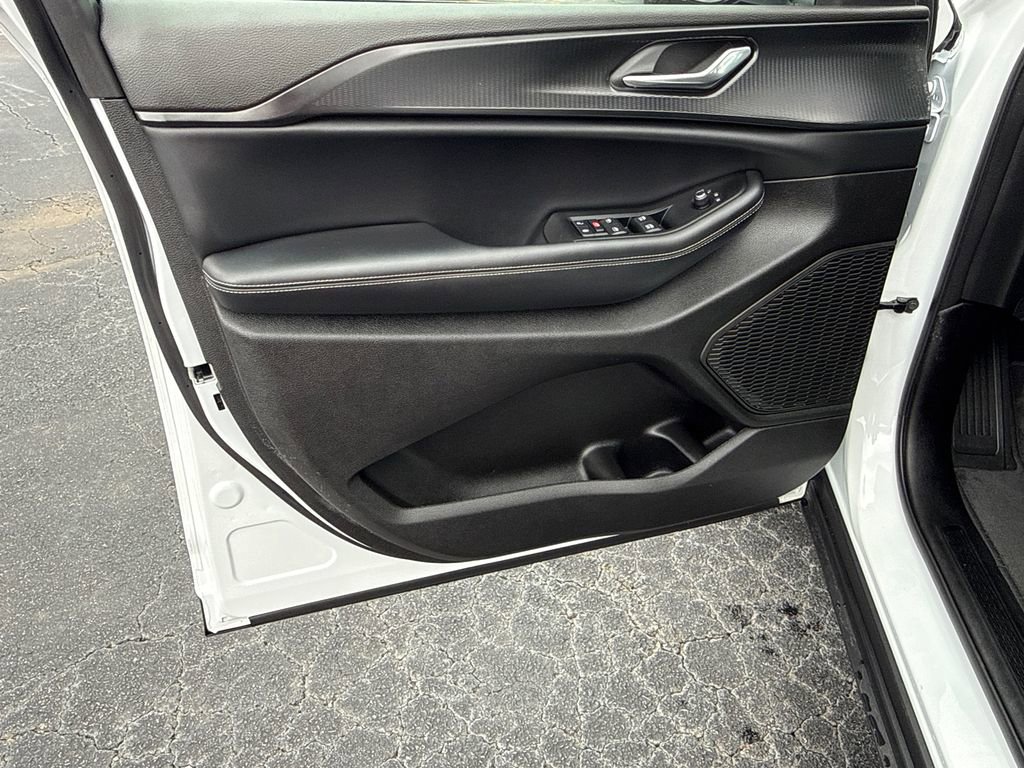 Used 2025 Jeep Grand Cherokee L Altitude RWD image 10