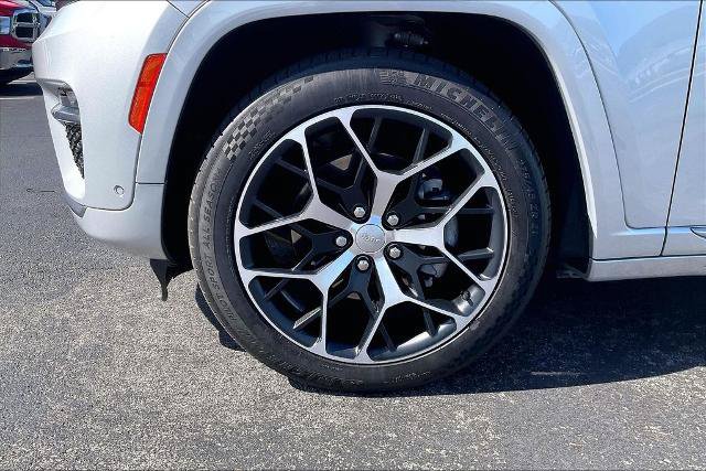 Used 2022 Jeep Grand Cherokee Summit AWD/4WD image 9