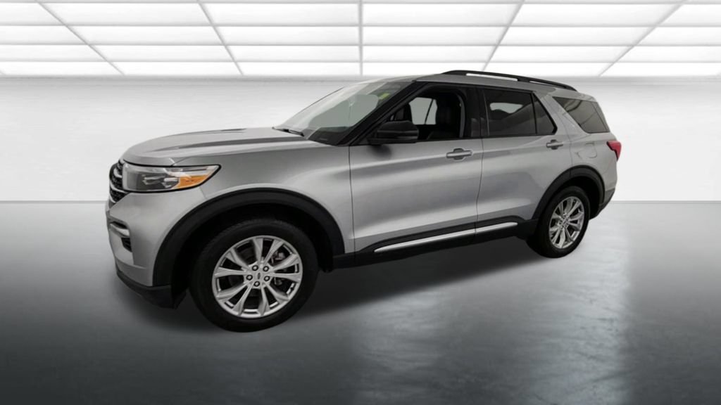 Certified 2024 Ford Explorer XLT w/ Equipment Group 202A AWD/4WD image 5