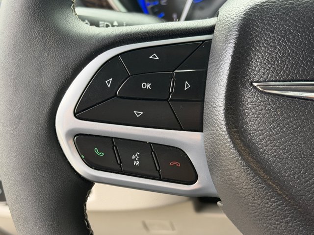 Used 2023 Chrysler Pacifica Limited AWD/4WD image 31