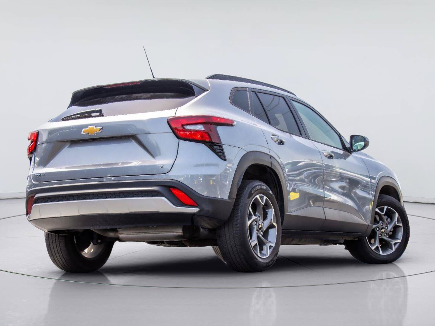 Used 2025 Chevrolet Trax LT FWD image 6
