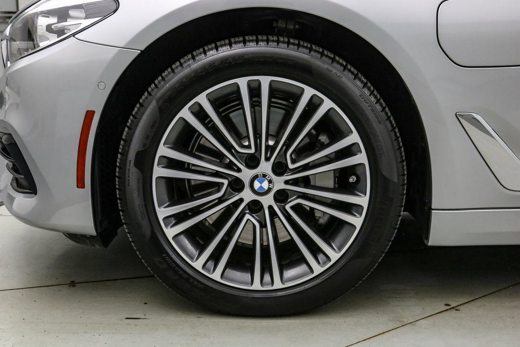 Used 2020 BMW 530e w/ M Sport Package image 11