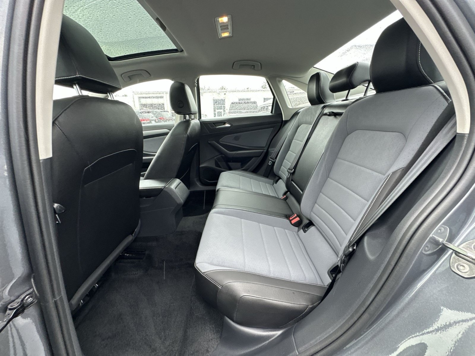 Used 2025 Volkswagen Jetta SE FWD image 33