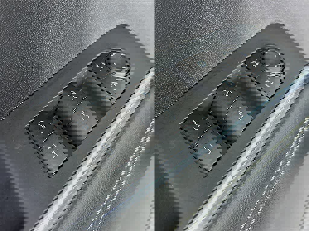 Used 2025 GMC Acadia Elevation image 30