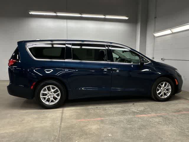 Used 2023 Chrysler Pacifica Touring-L FWD image 3