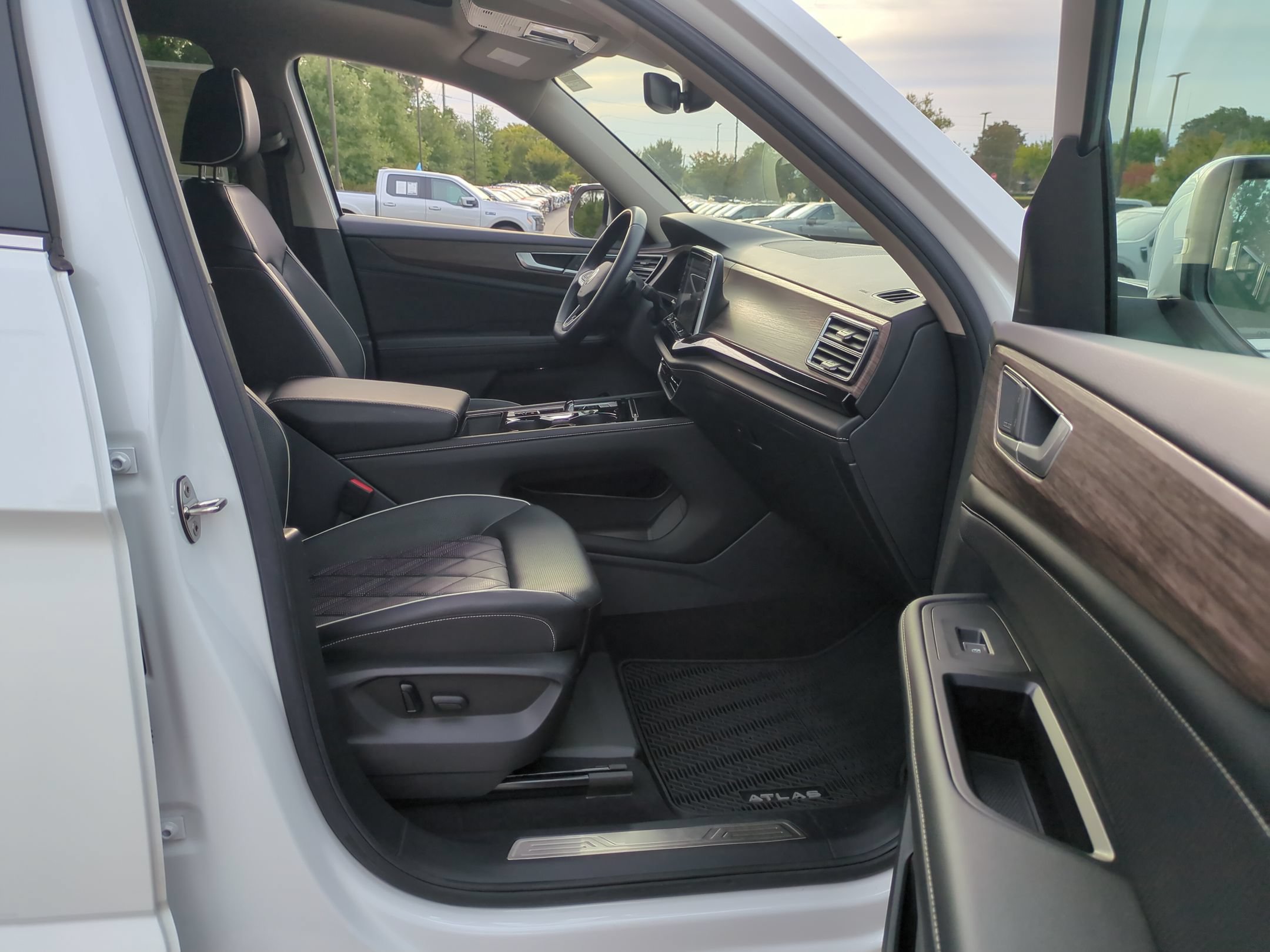 Used 2024 Volkswagen Atlas SEL Premium R-Line AWD/4WD image 39