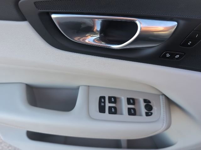 Used 2023 Volvo XC60 B5 Plus image 36