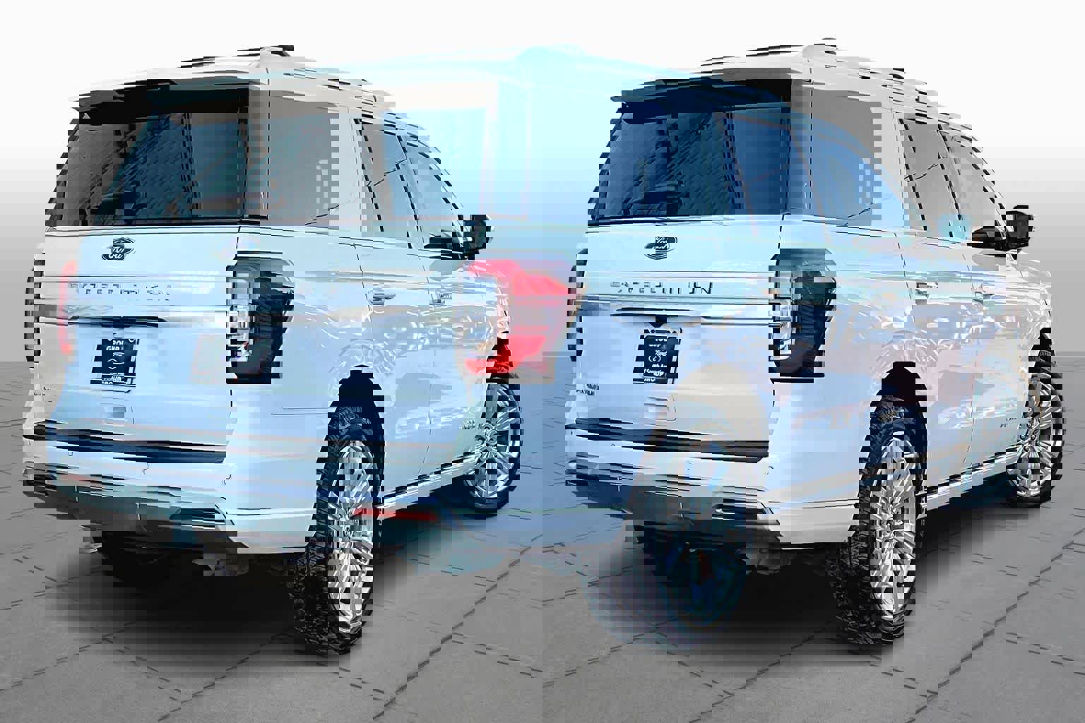 Certified 2023 Ford Expedition Platinum image 3