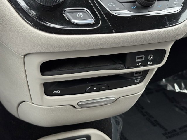 Used 2018 Chrysler Pacifica Touring-L Plus image 19