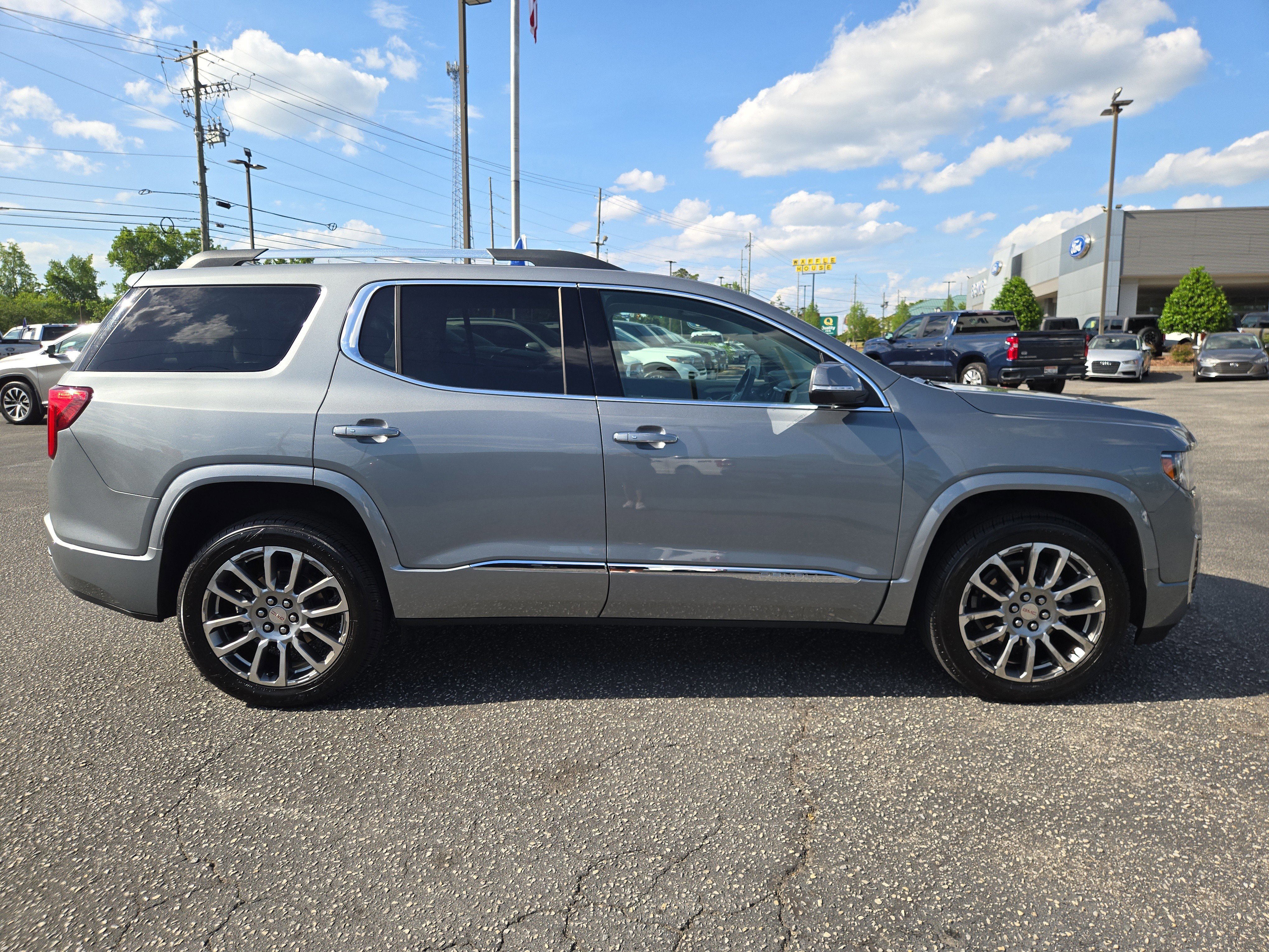 Used 2023 GMC Acadia Denali w/ Denali Technology Package FWD image 3