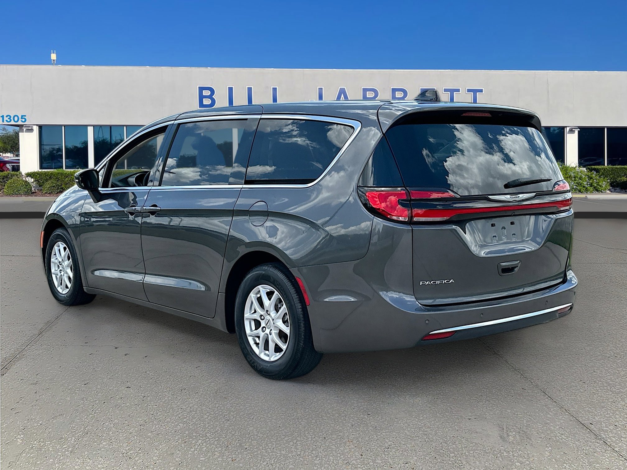 Used 2023 Chrysler Pacifica Touring-L FWD image 5