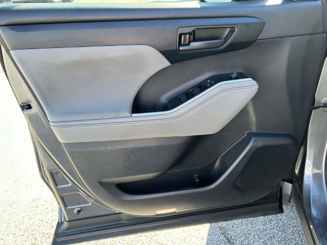 Used 2021 Toyota Highlander LE FWD image 15