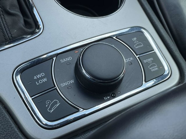 Used 2018 Jeep Grand Cherokee Overland AWD/4WD image 22