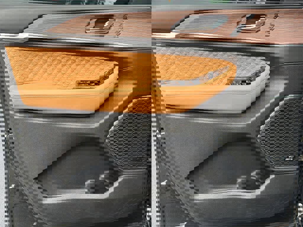 Used 2023 Jeep Grand Cherokee Summit w/ Luxury Tech Group V image 11